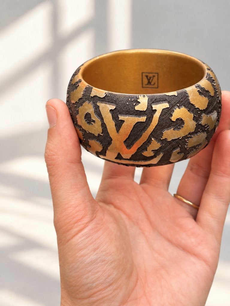 bracelet jonc Louis Vuitton « Léo », Enlèvement ou Envoi, Avec bracelets à breloques ou perles, Comme neuf, Brun
