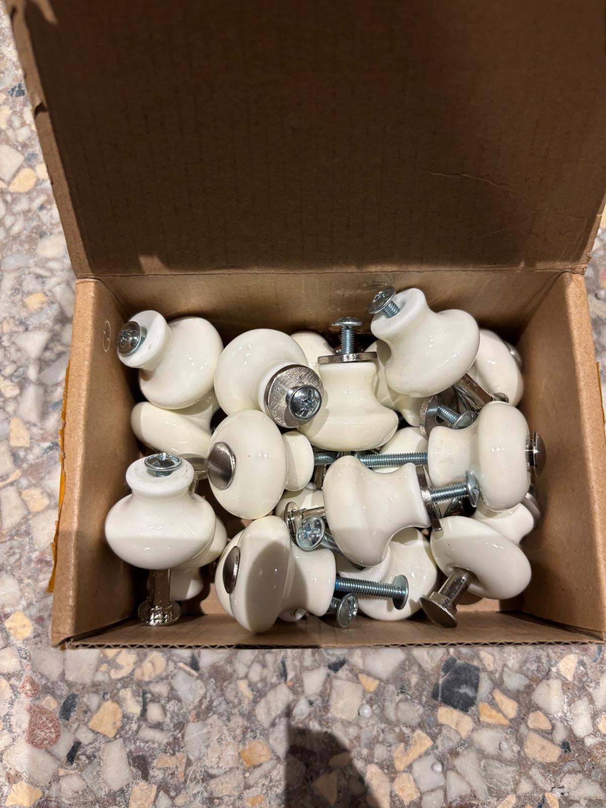 Set van 22 witte keramische meubelknoppen — handgrepen, Ophalen