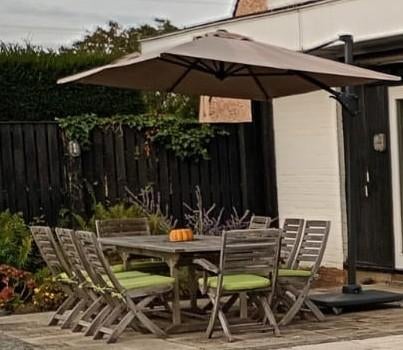 Tuintafel en 8 stoelen + recent aangekochte parasol, Ophalen