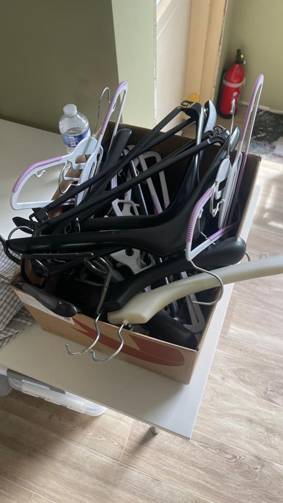 Kledinghangers plastiek, Kleding | Dames, Kledinghangers, Ophalen, Zo goed als nieuw