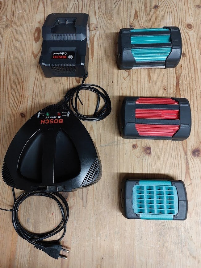 Lot de deux chargeurs et de 3 batteries 36V BOSCH, Enlèvement, Comme neuf