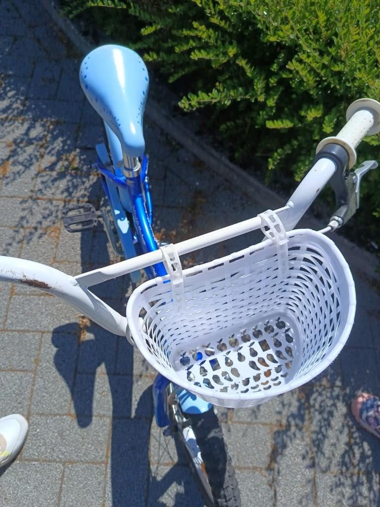 Blauwe kinderfiets met een mandje, licht (alu), gebruikt, Ophalen, Zijwieltjes, Gebruikt, Velgrem