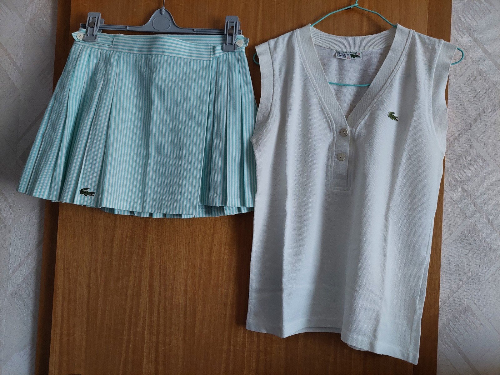 vêtements de sport  pour femmes .Certains LACOSTE., Ophalen