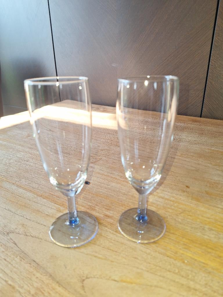 2 flutes pieds bleu, Enlèvement