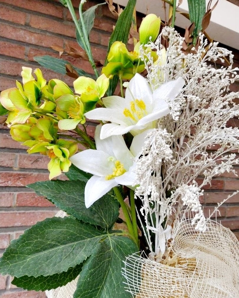 Bloemstuk in koperen antieke vaas met vele bloemen, Binnen, Overige materialen, Nieuw, Ophalen of Verzenden