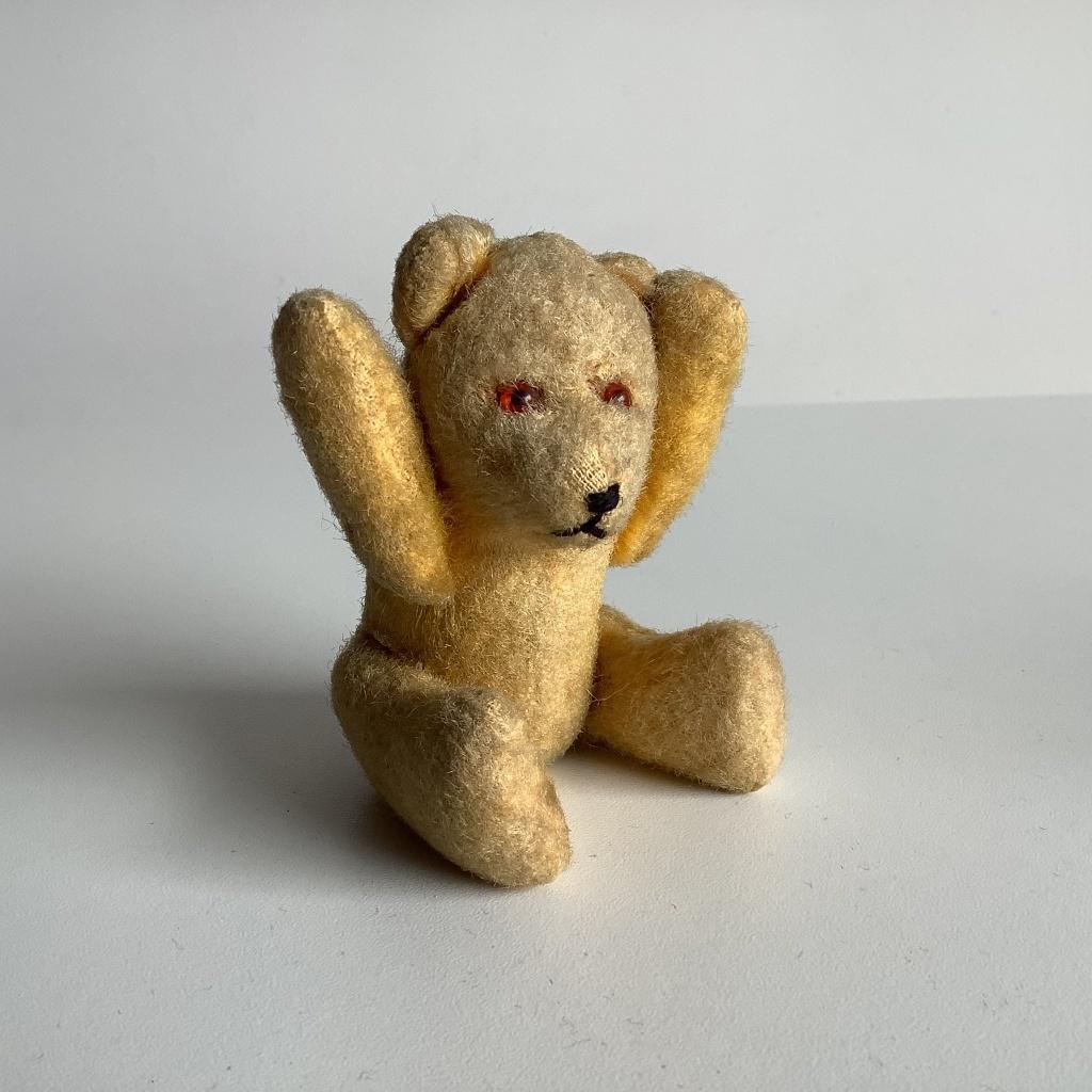 Schattig oud minibeertje caramel, Verzamelen, Ophalen of Verzenden, Gebruikt, Stoffen beer, Overige merken