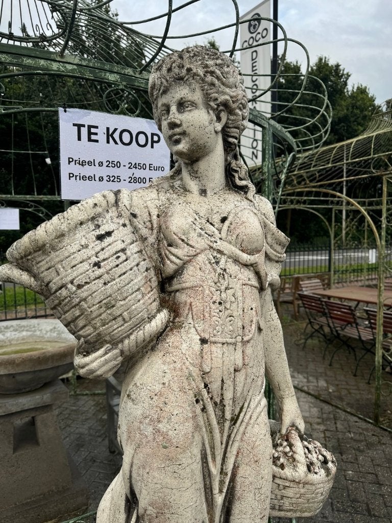 Tuinbeeld bloemenmeisje op sokkel - 200 cm hoog marmergruis, Tuin en Terras, Ophalen, Gebruikt, Overige materialen, Mensenbeeld