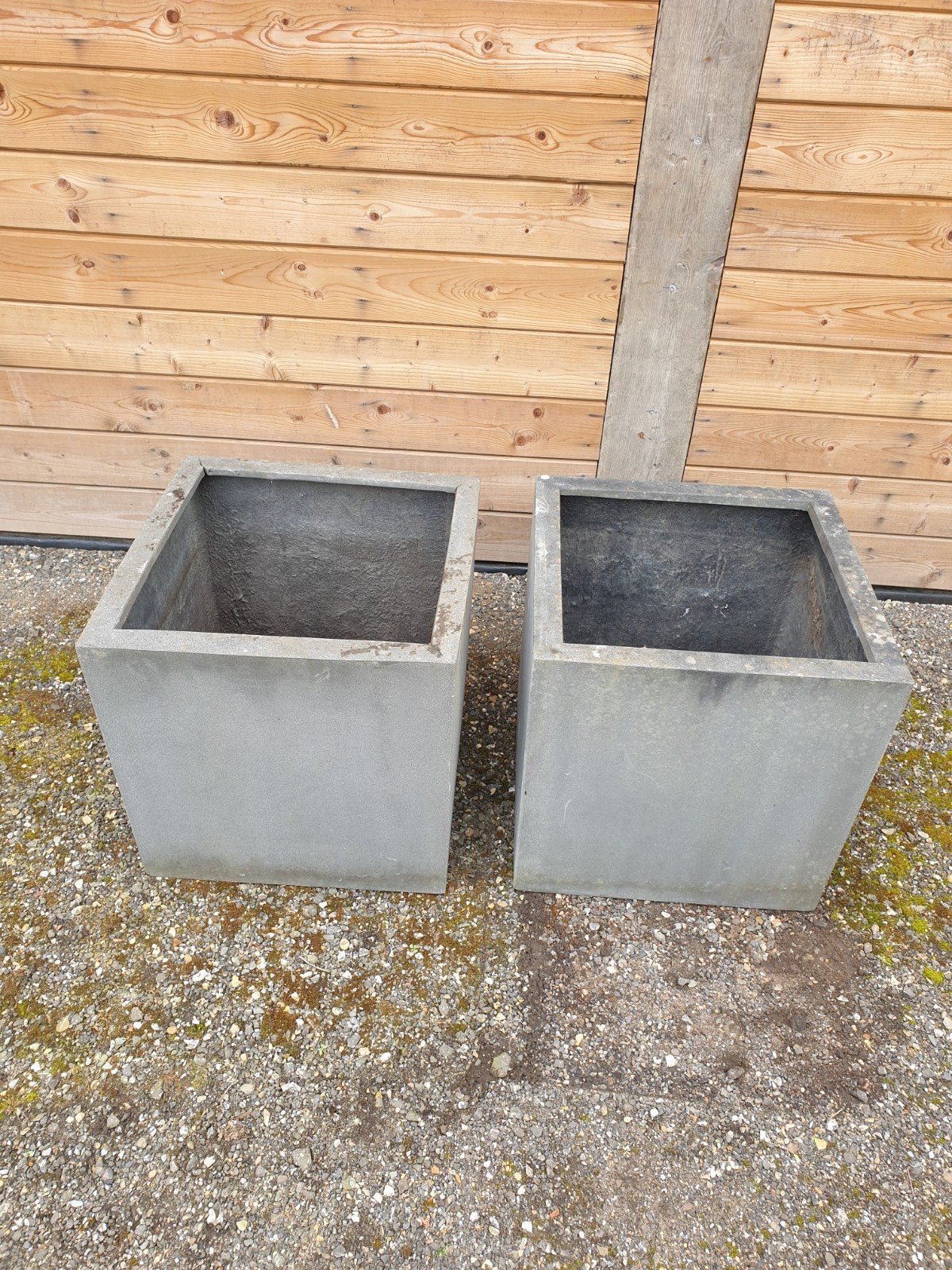 Twee stuks antraciet grote bloembakken Merk VARNI, Ophalen, Metaal, Binnen