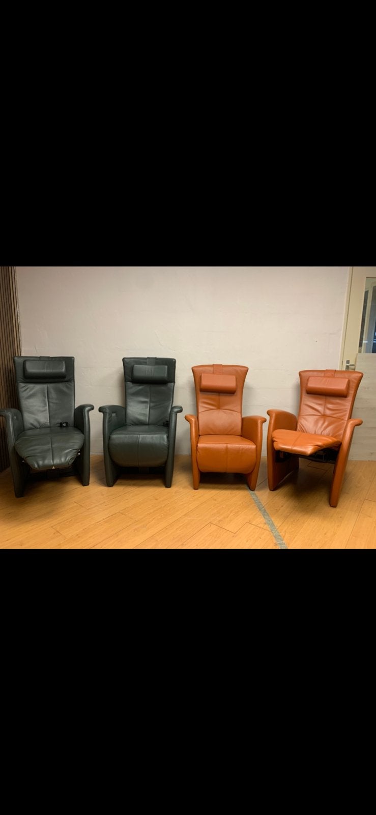 Groene set sta op stoelen. Opsta zetel op accu., Ophalen