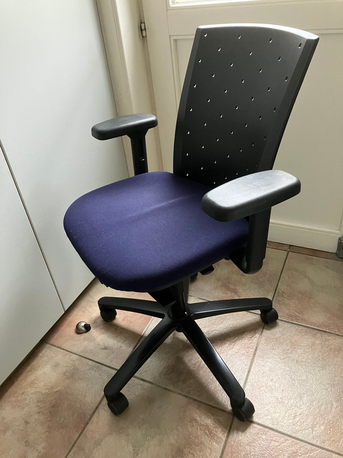Chaise de bureau König-Neurath bleu/noir, Maison & Meubles, Chaises de bureau, Comme neuf, Enlèvement, Chaise de bureau, Ergonomique