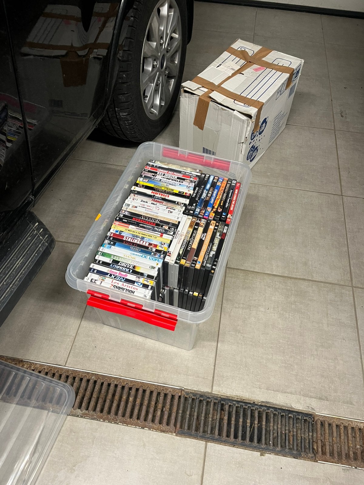 Box avec +/- 110 DVD Divers avec le box, Enlèvement