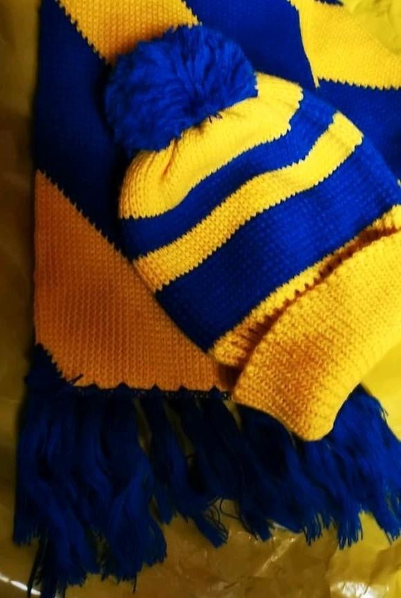 Geel / blauw clubkleuren retro sjaal en bollletjesmuts, Ophalen of Verzenden, Nieuw, Vaantje of Sjaal