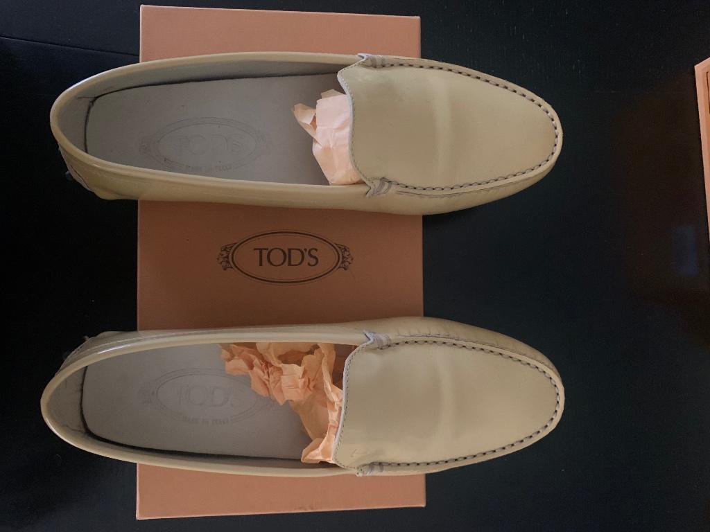 Mocassins Tod’s, Beige, Enlèvement, Porté, Chaussures basses