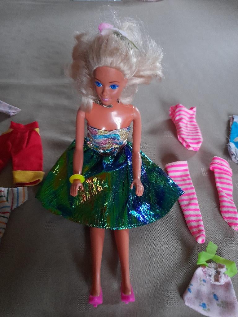 2 barbiepoppen met kleertjes en veel accessoires, Ophalen, Gebruikt, Barbie