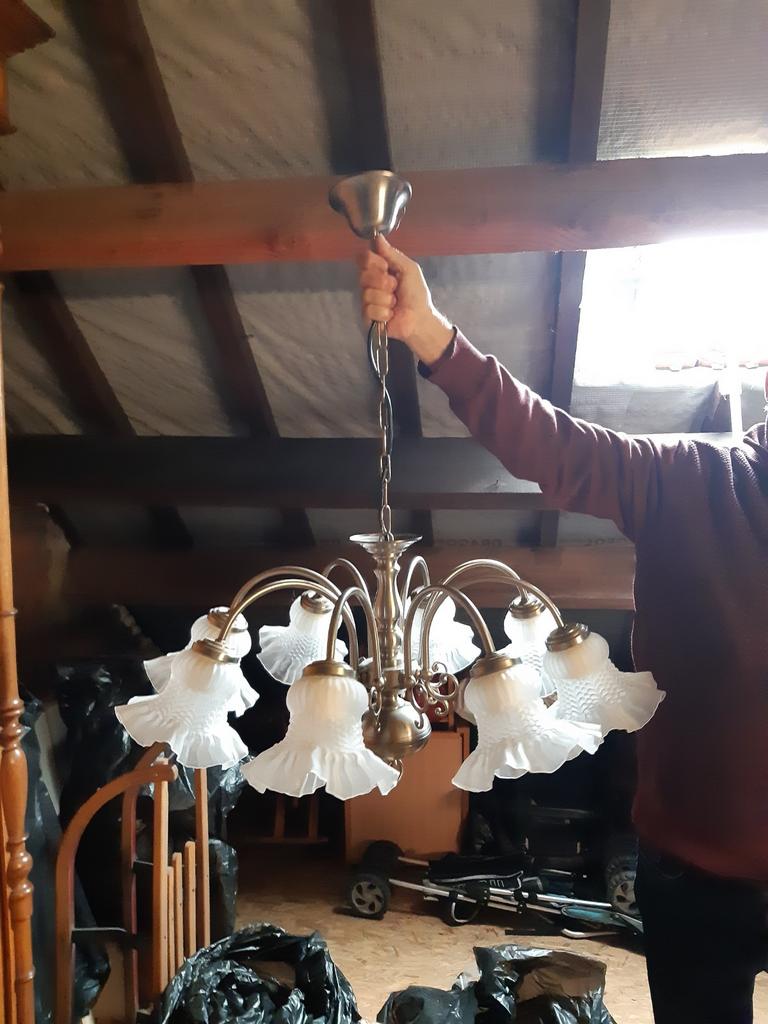 Lutre en leton avec 8 branches tulipes en opaline en tres bo, Maison & Meubles, Enlèvement, Comme neuf