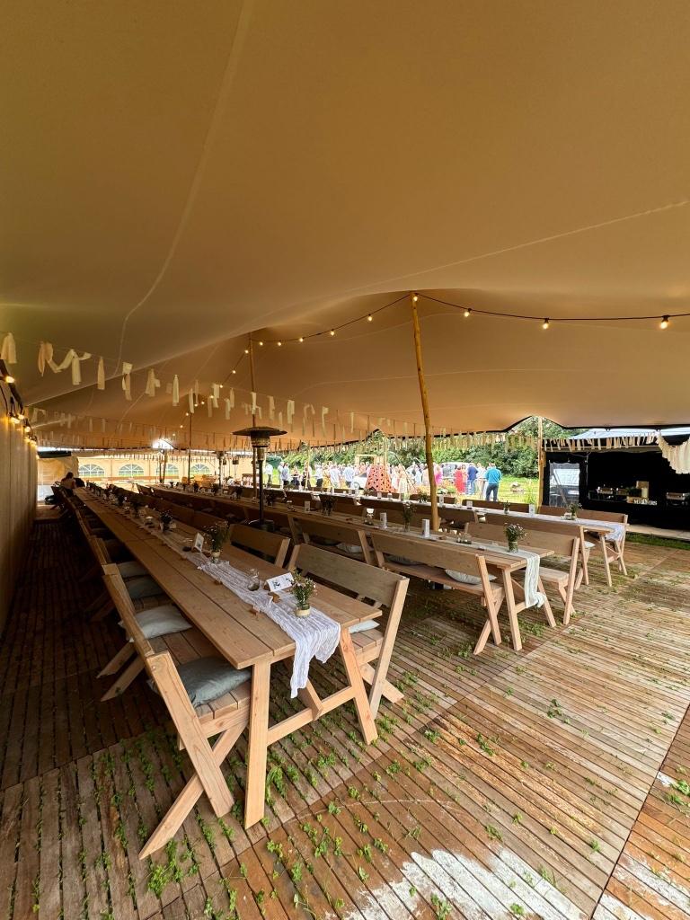 Inklapbare houten tafels en vaste banken., Ophalen, Zo goed als nieuw, Rechthoekig, Hout