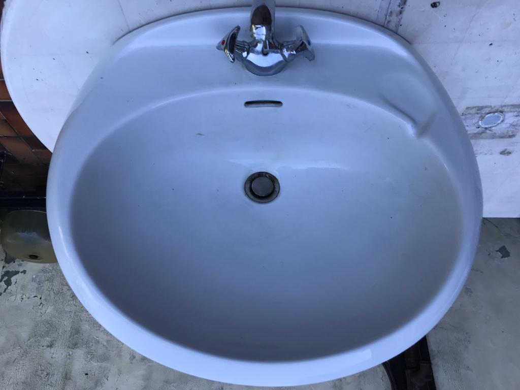 Lavabo porcelaine blanc avec robinet, bonde..., Bricolage & Construction, Sanitaire, Enlèvement, Utilisé, Inox, Lavabo