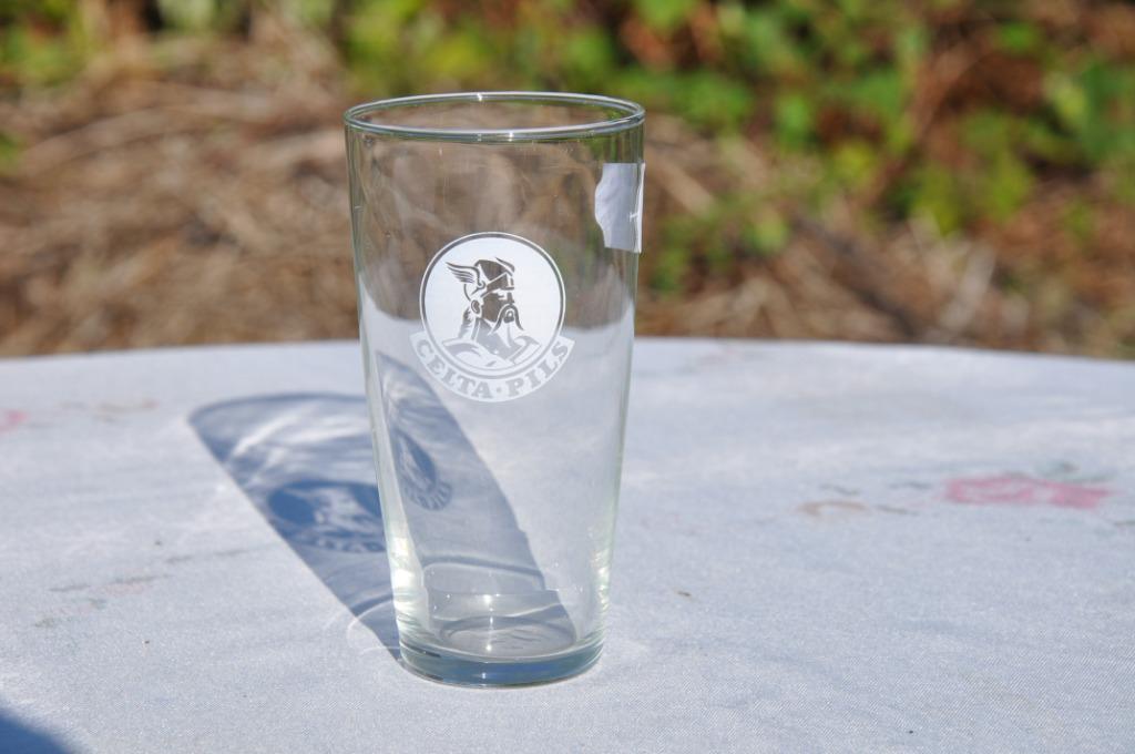 §  verre celta pils medaillon blanc, Enlèvement ou Envoi, Utilisé, Verre ou Verres, Autres marques