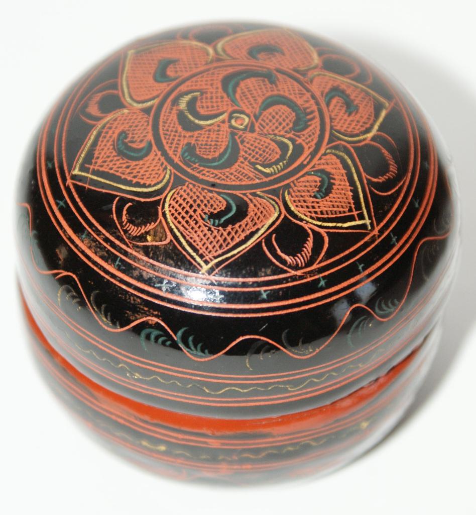 Petite boîte à pilules en bambou laqué Indonésie VINTAGE, Antiek en Kunst, Kunst | Niet-Westerse kunst, Doos, Indonesië, Geschilderd