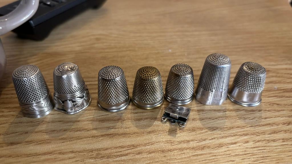 Lot de 7 dés à coudre vintage en métal, Enlèvement ou Envoi, Utilisé, Relief