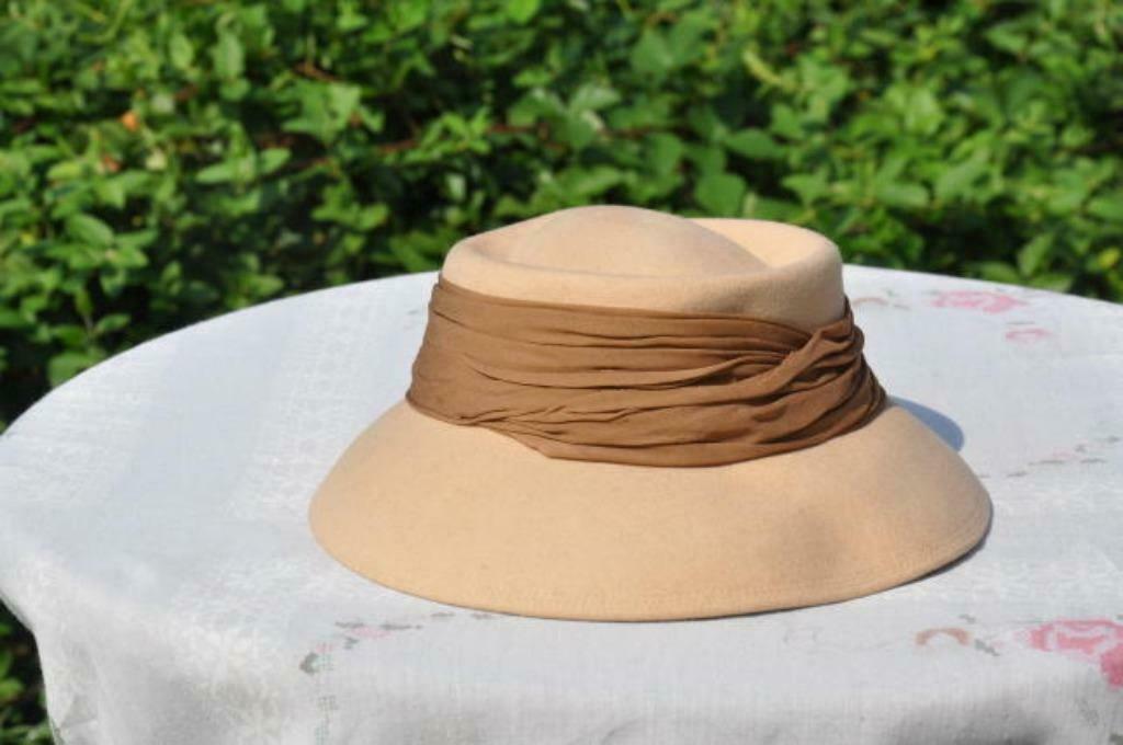 § ancien chapeau en tissu feutre beige (2), Antiquités & Art, Enlèvement ou Envoi