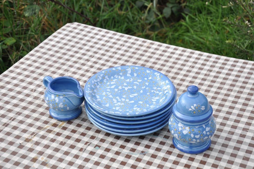 service a dejeuner bleu fleur blanche, Maison & Meubles, Cuisine | Vaisselle, Comme neuf, Autres types, Céramique, Enlèvement ou Envoi