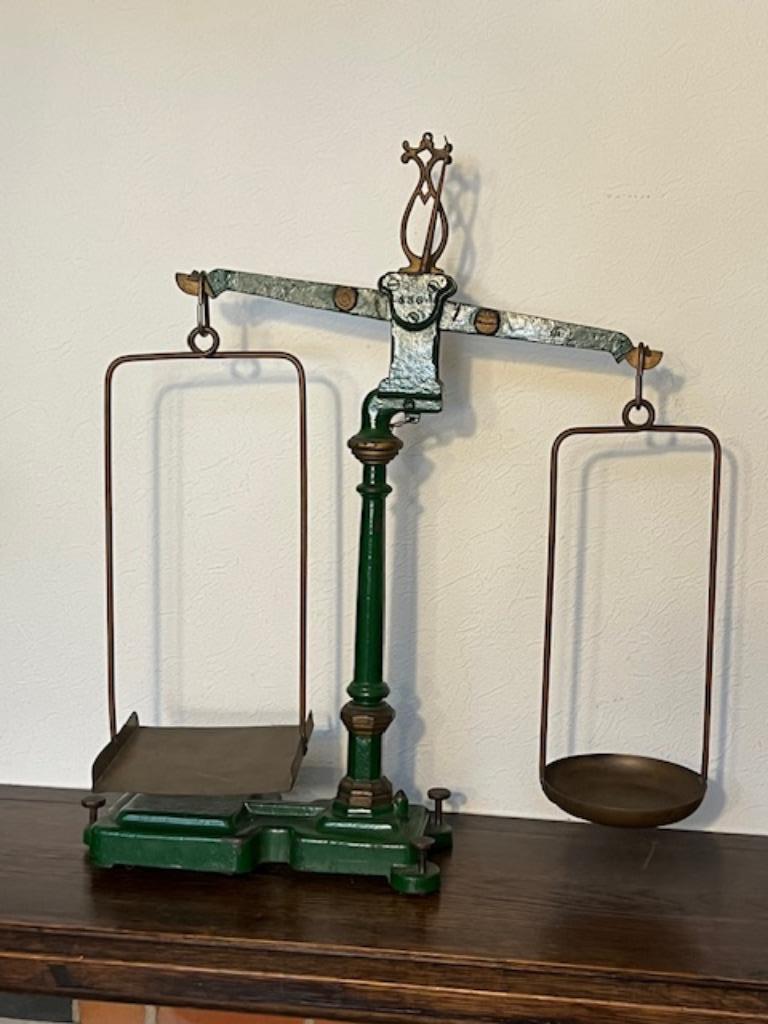 Une balance en fonte avec des échelles en laiton, Antiquités & Art, Enlèvement