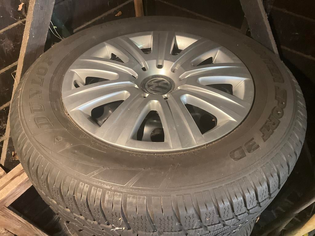 Winterbanden VW Tiguan 215/65/6, Auto-onderdelen, Banden en Velgen, Ophalen, Winterbanden, Velg(en)