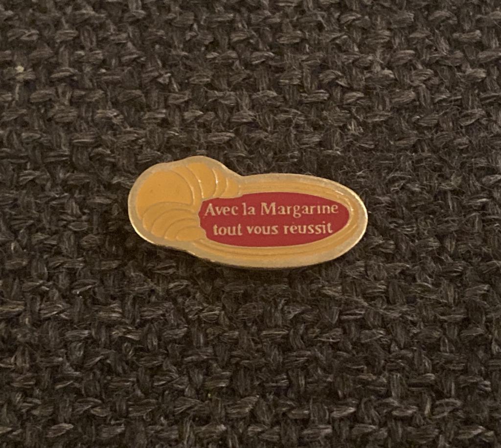 PIN - AVEC LA MARGARINE TOUT VOUS RÉUSSIT, Verzamelen, Verzenden, Gebruikt, Overige onderwerpen, Speldje of Pin