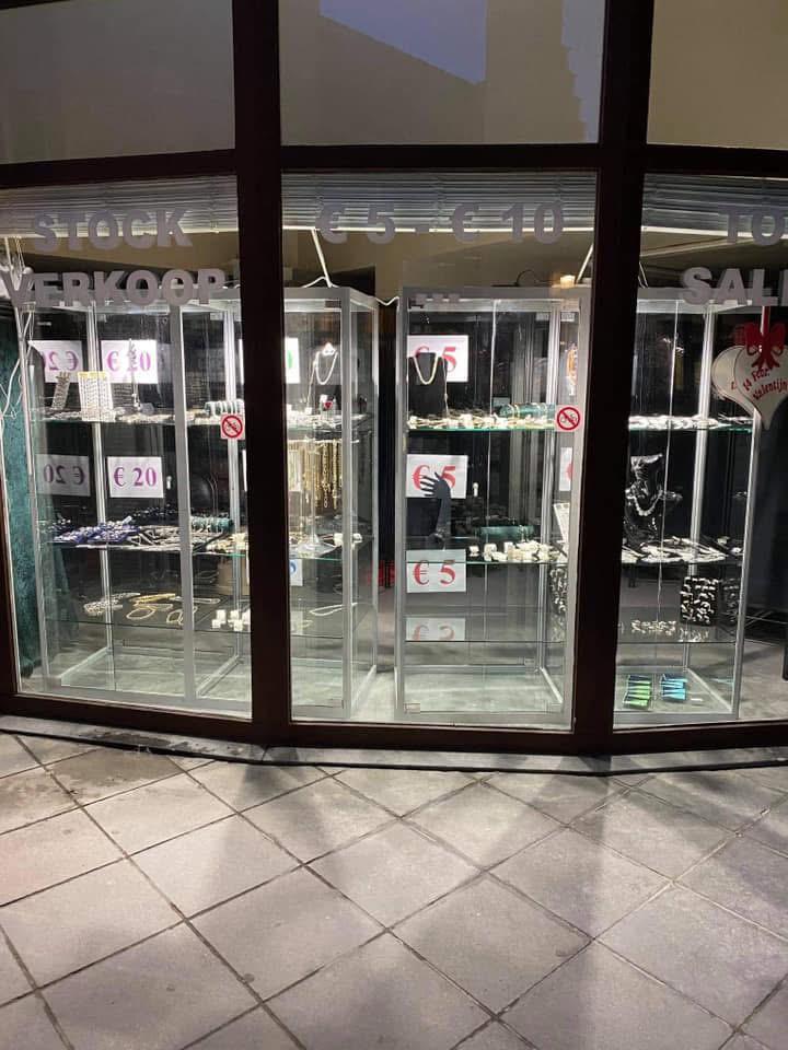 Vitrinekasten met glazen deuren lang voor en achter, Huis en Inrichting, Kasten | Vitrinekasten, Ophalen, Gebruikt