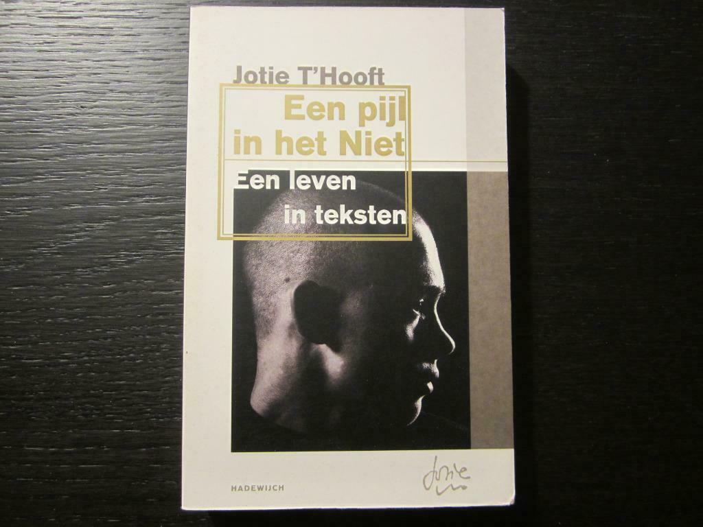 Een pijl in het Niet -Een leven in teksten- Jotie T' Hooft, Boeken, Ophalen of Verzenden