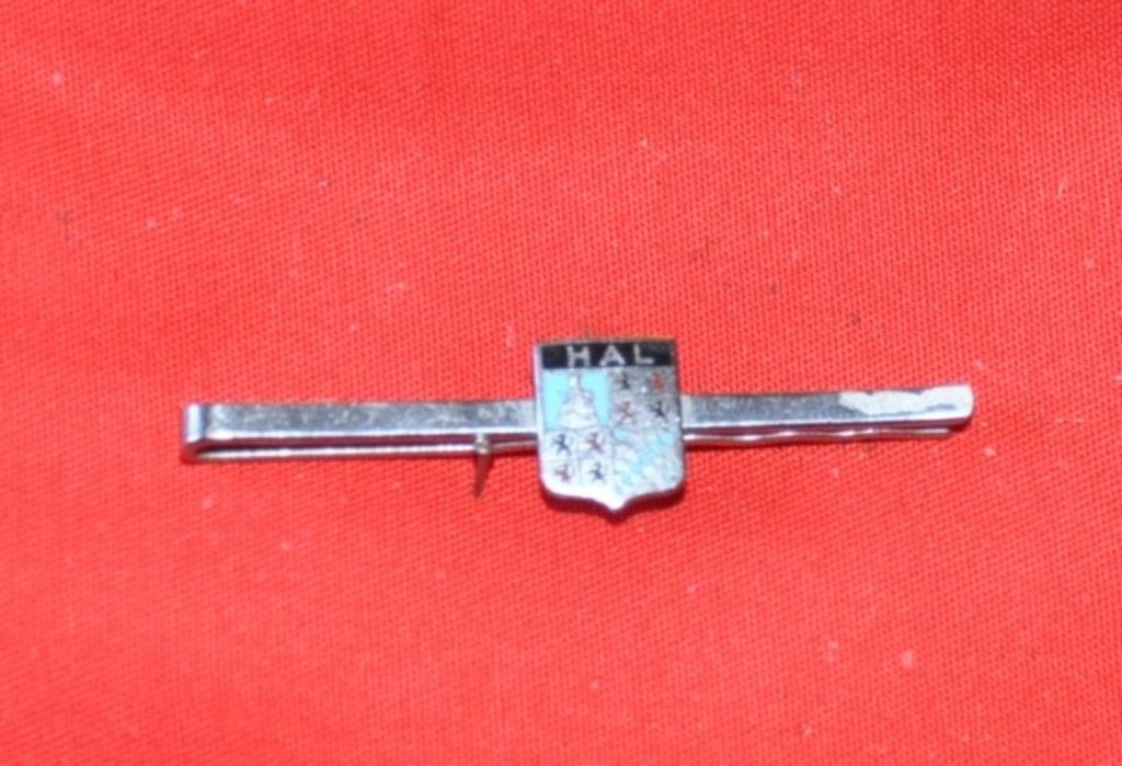 pince a cravate souvenir de hal-halle armoirie, Enlèvement ou Envoi, Autres matériaux, Autres types
