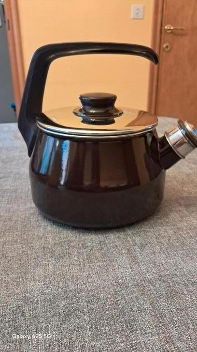 Bouilloire à sifflet émaillée vintage
