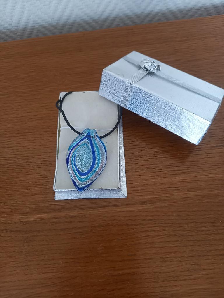 Très beau collier neuf à vendre, Bijoux, Sacs & Beauté, Colliers, Enlèvement, Neuf, Bleu, Autres matériaux