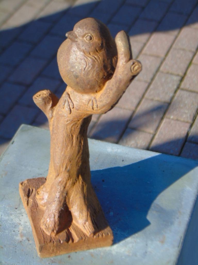 Een vogel op een roestige gietijzeren tak., Ophalen, Nieuw