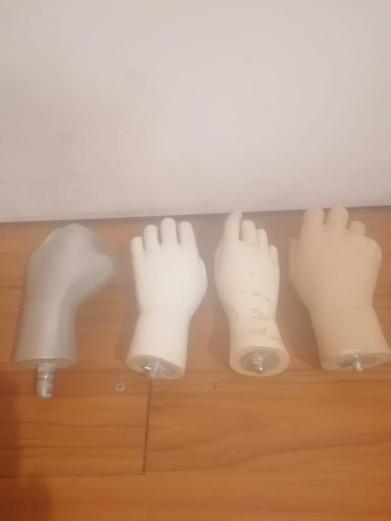 Lot de présentoirs de vitrine : mains et pieds de mannequin, Enlèvement ou Envoi