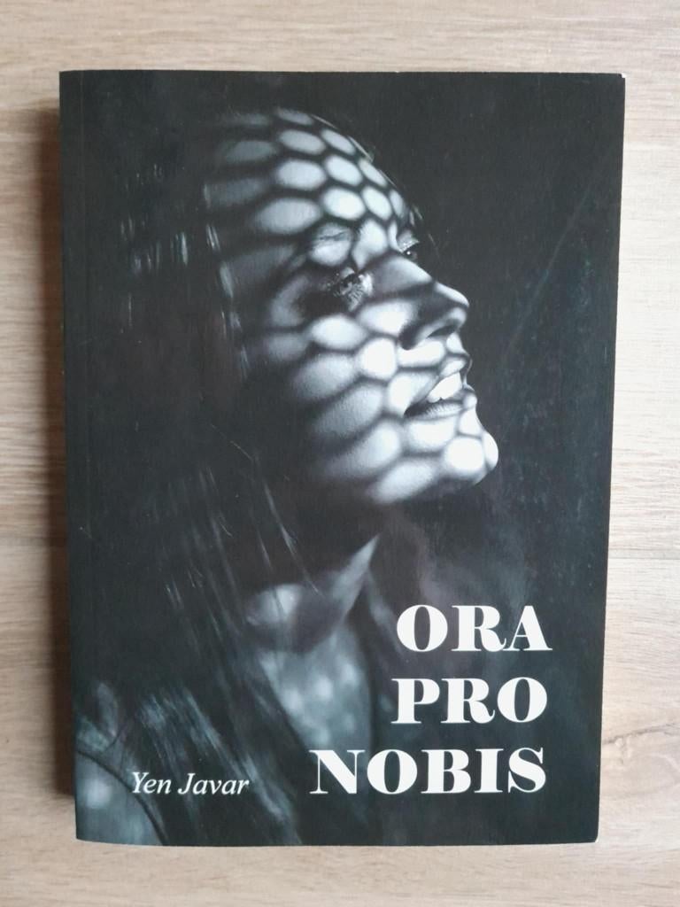 Ora pro nobis - Yen Javar, Boeken, Romans, Zo goed als nieuw, Nederland, Ophalen of Verzenden