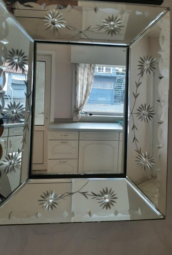 Vintage spiegel met geslepen bloemenmotief, Huis en Inrichting, Woonaccessoires | Spiegels, Ophalen, Gebruikt