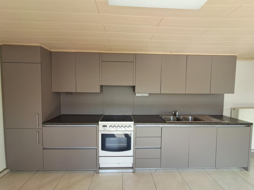 Grijze keuken in prima staat met oven, frigo en diepvriezer, Huis en Inrichting, Ophalen, Gebruikt, Enkelwandige keuken, Grijs