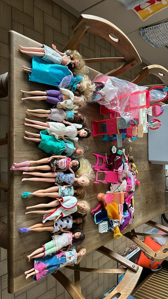 13 barbiepoppen, accessoires en meubels, Kinderen en Baby's, Speelgoed | Poppen, Ophalen, Gebruikt, Barbie