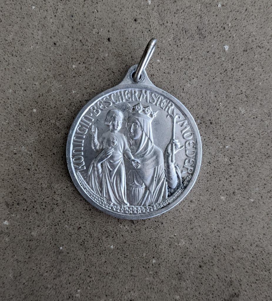 Medaillon, hanger aluminium Maria Congregatie, Ophalen of Verzenden, Zo goed als nieuw, Overige typen, Christendom | Katholiek