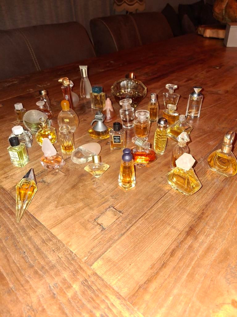 Verzameling miniatuur parfum flesjes, Ophalen