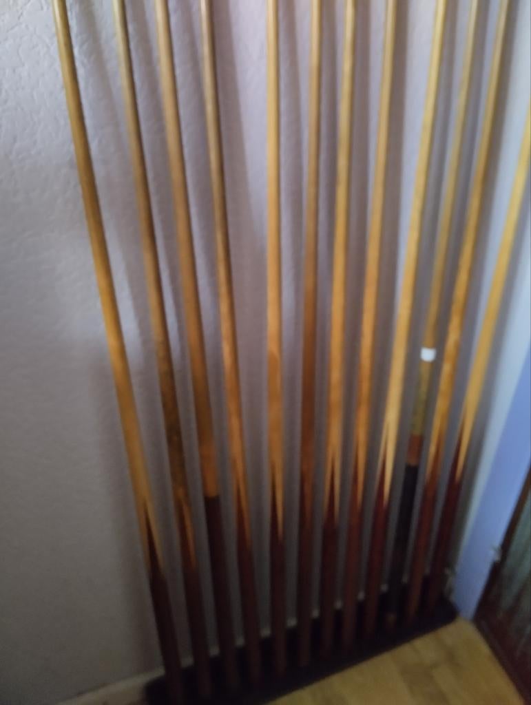 Support suspendu en bois avec 12 queues de billard vintage, Enlèvement, Utilisé, Queue ou Boules