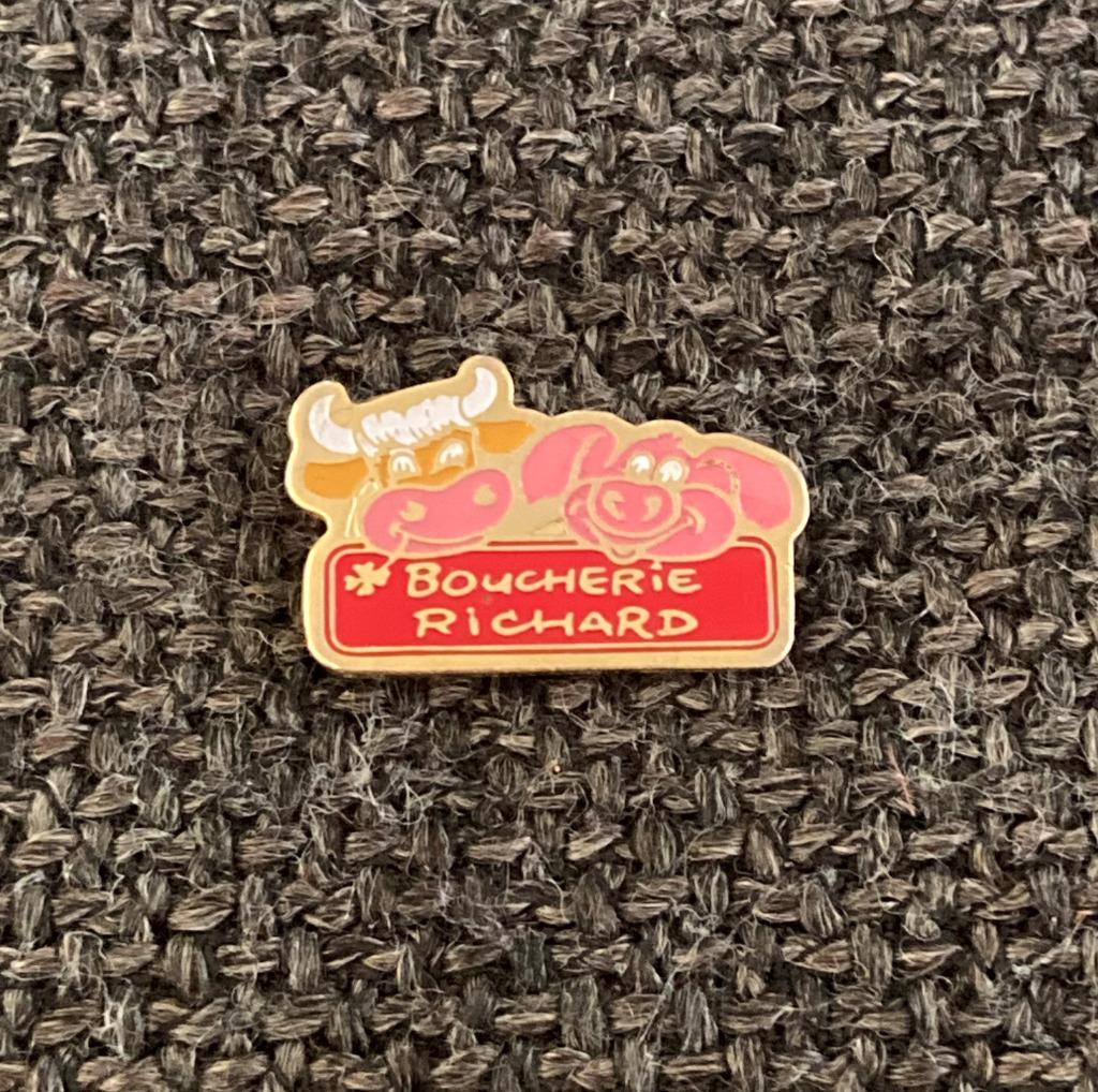PIN - BOUCHERIE RICHARD - VACHE - COCHON, Verzenden, Gebruikt, Overige onderwerpen, Button