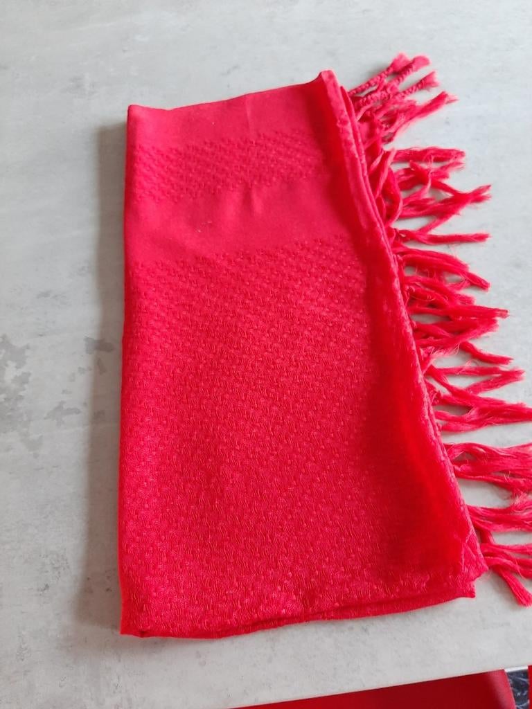 Écharpe rouge, Enlèvement ou Envoi, Écharpe