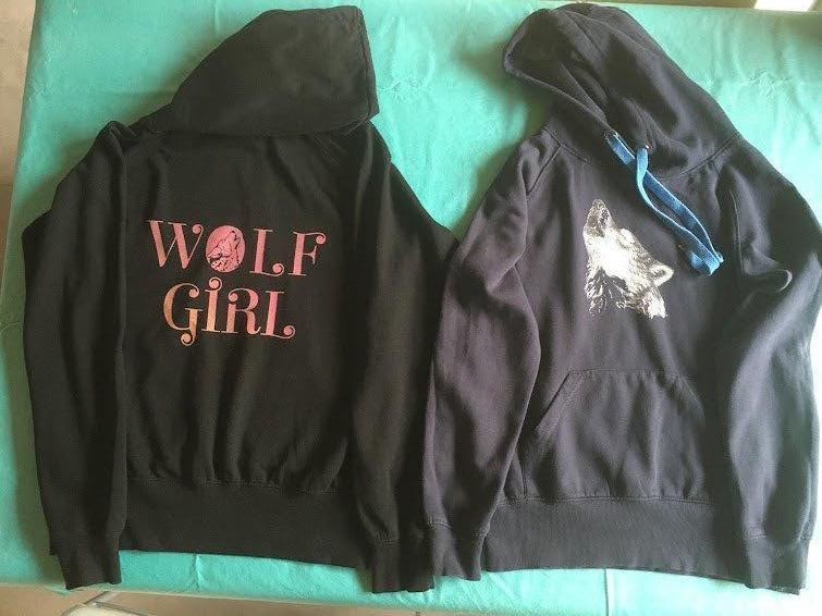 Hoodies met wolvenprint mt Large en medium, Enlèvement ou Envoi, Comme neuf, Taille 38/40 (M), Noir