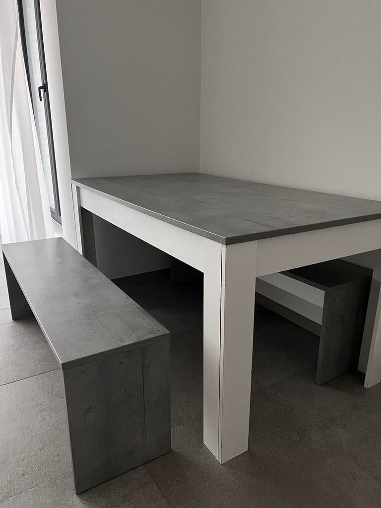 Eettafel met banken en tv meubel, Ophalen