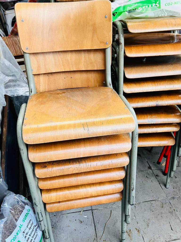 Dringend gezocht houten schoolstoelen, Ophalen