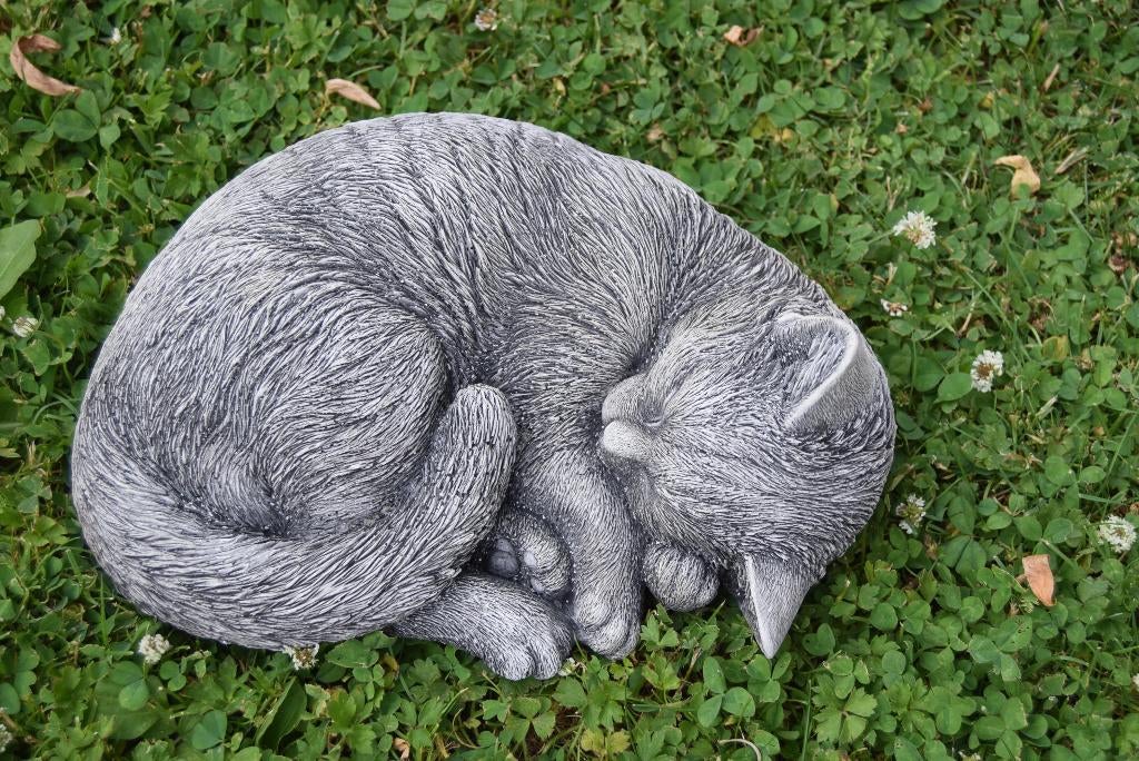 SLAPENDE KAT IN GEPATINEERDE STEEN, Tuin en Terras, Ophalen of Verzenden, Nieuw, Steen, Dierenbeeld