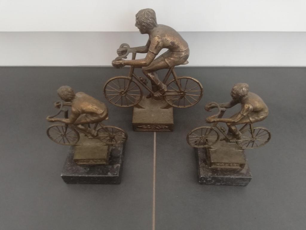 Beeldjes wielrenners/coureurs in metaal., Antiek en Kunst, Ophalen of Verzenden